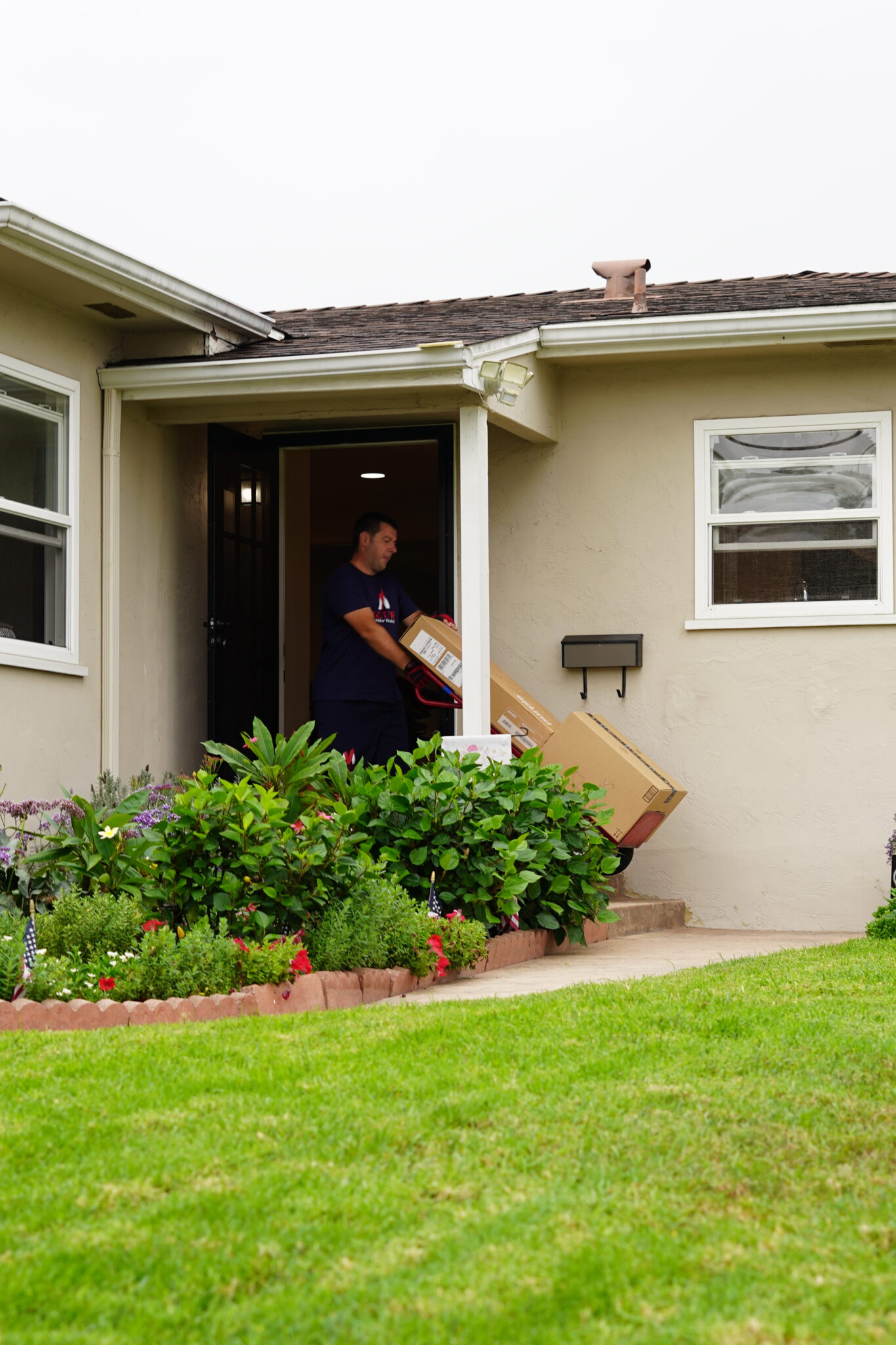 Movers Escondido Vector Moving and Storage. Affordable Pricing.