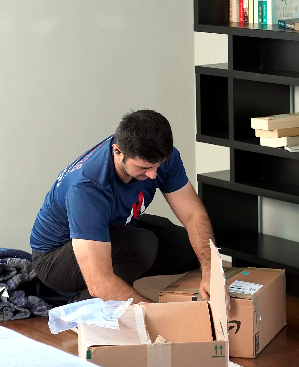 Vector mover packing household belongings from a longtime home